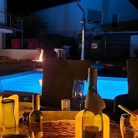 Wunderschoene Villa Mit Pool, Whirlpool Und Fasssauna